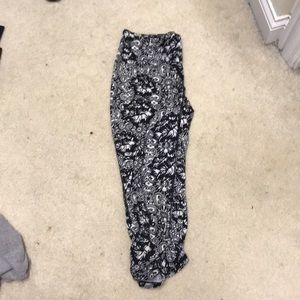 Adorable cropped black and white workout leggings